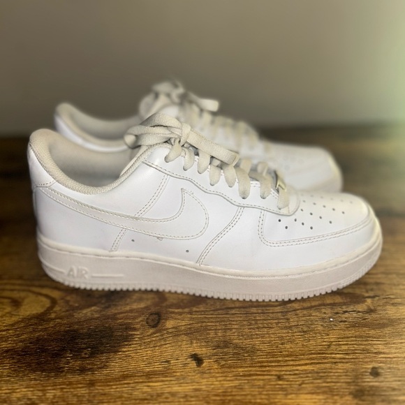 Nike Women’s Air Force 1 White Sneakers size 9 - Picture 1 of 8